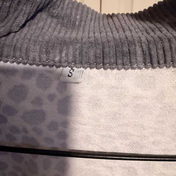 Stylish Gray Leopard Print Jean Jacket - Picture 4 of 4